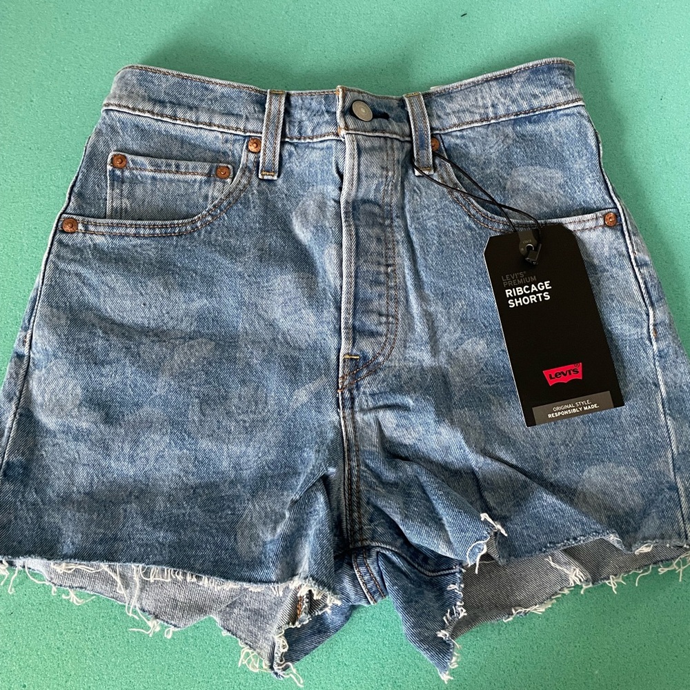 Levi’s premium flower pattern ribcage shorts